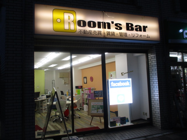 令和元年12月21日　夜のRoom's Bar店頭です