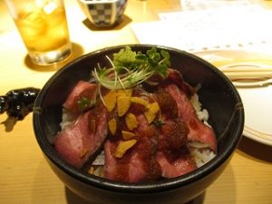 ローストビーフ丼うまーლ(´ڡ`ლ)