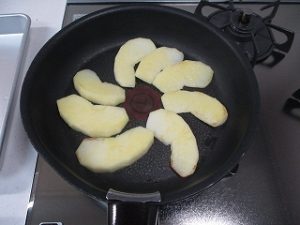 バターを熱したフライパンでりんごに焼き色を付けて。。。