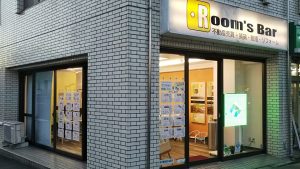 2021年3月26日　夜のRoom's Bar店頭です