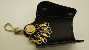 ホルダーの金具が広く開いて鍵を入れやすいです